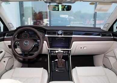 В Россию привезли большой флагманский седан Volkswagen Phideon. Сколько за него просят?